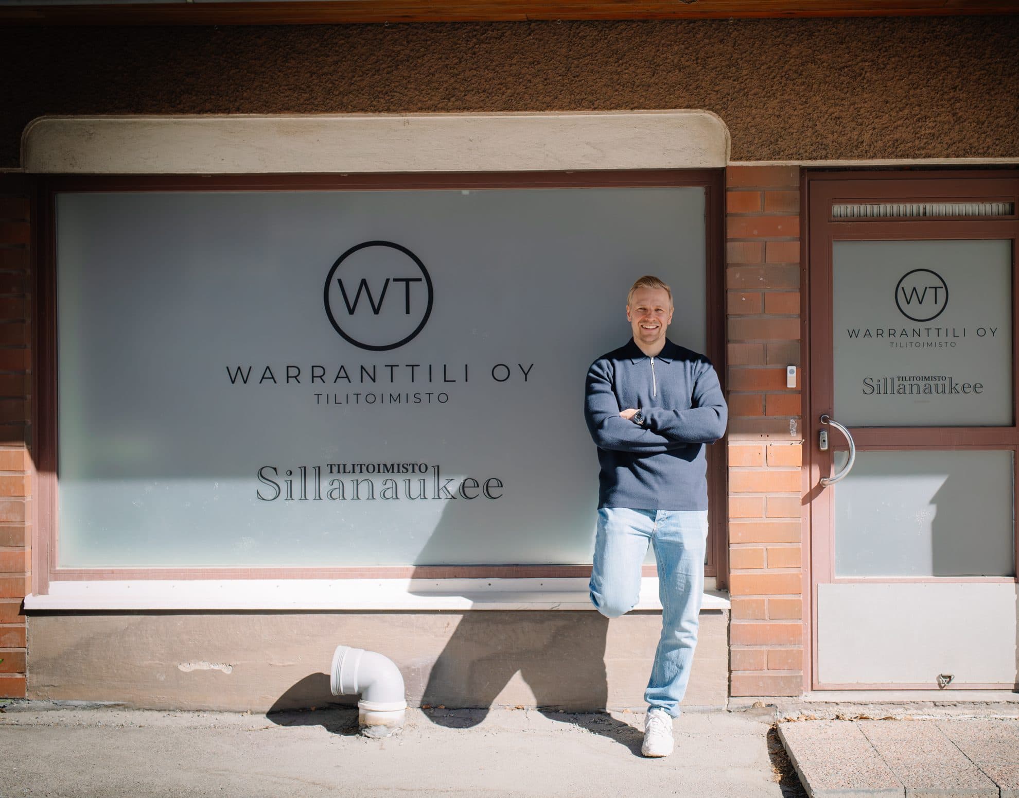Warranttili Oy:n toimisto Tampereella, yrittäjä Henri Aaltonen ovella